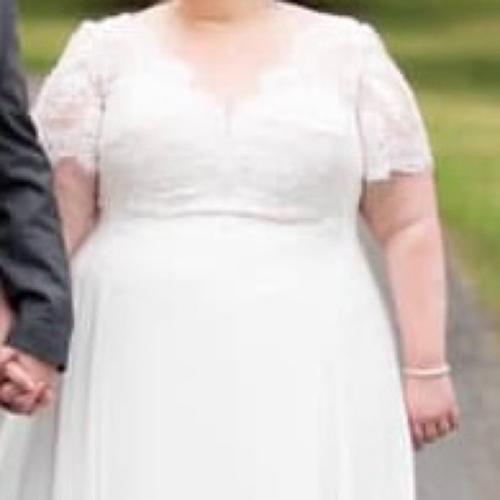 Studio Levana Scarlett Wedding Dress Size 26